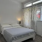 M&i, Free Private Parking Makarska