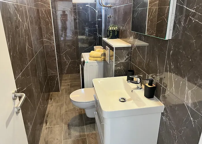 M&i, Free Private Parking Makarska