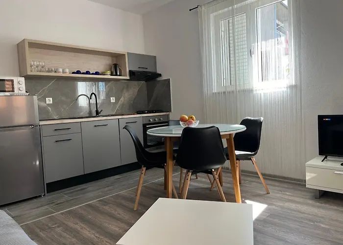 M&i, Free Private Parking