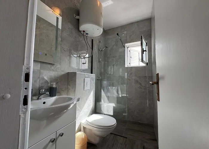 M&i, Free Private Parking