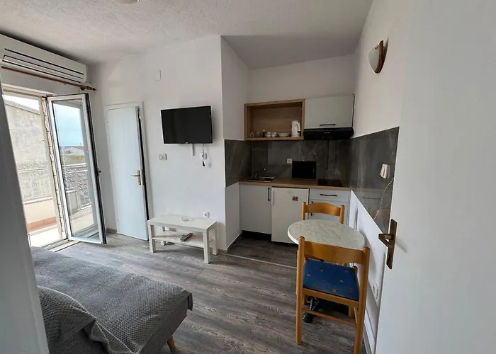 M&i, Free Private Parking *