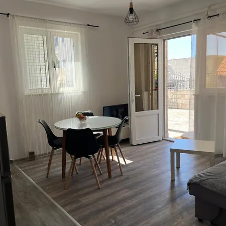 M&i, Free Private Parking *