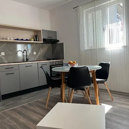 M&i, Free Private Parking