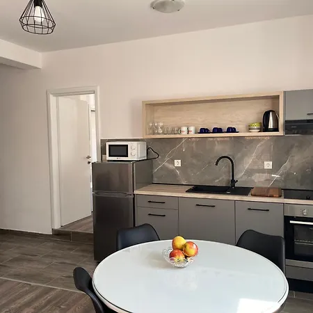 M&i, Free Private Parking Апартаменти Макарська