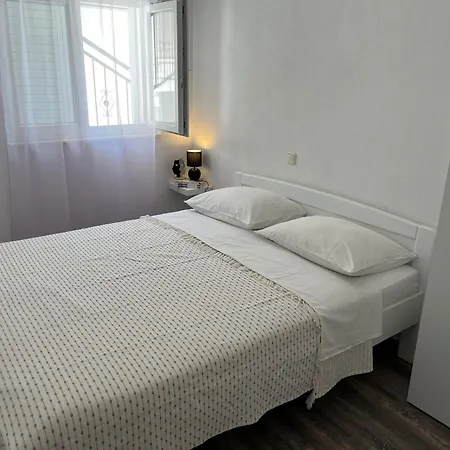 M&i, Free Private Parking Appartement Makarska