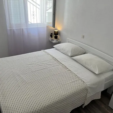 M&i, Free Private Parking Appartement Makarska
