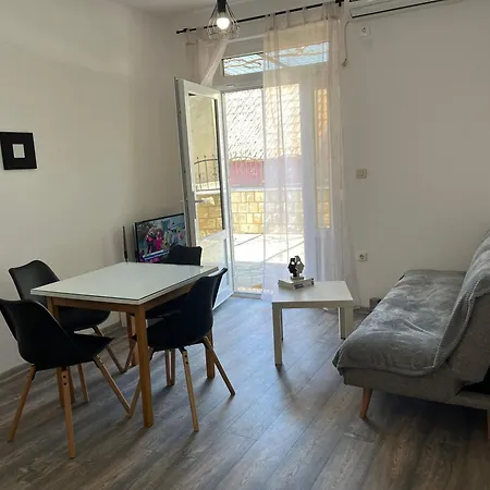 M&i, Free Private Parking Makarska