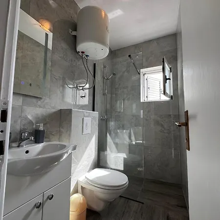 M&i, Free Private Parking Makarska