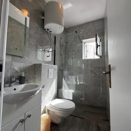 M&i, Free Private Parking