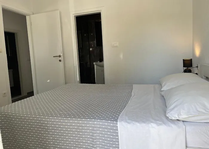 M&i, Free Private Parking