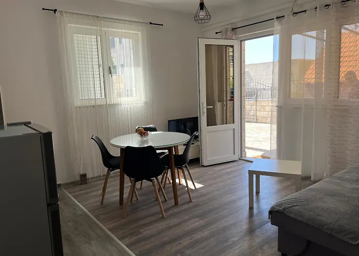 M&i, Free Private Parking *