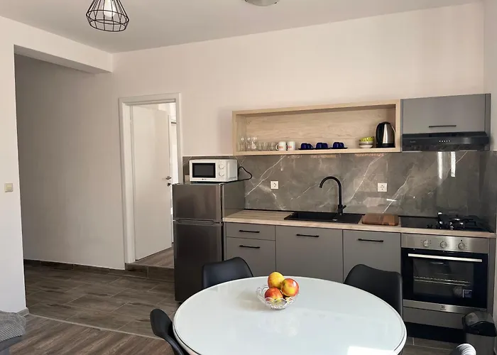 M&i, Free Private Parking Appartement Makarska