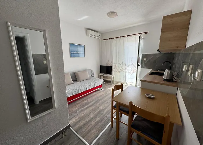 M&i, Free Private Parking Makarska