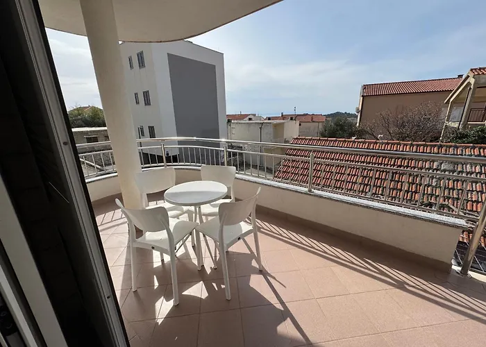 M&i, Free Private Parking Makarska