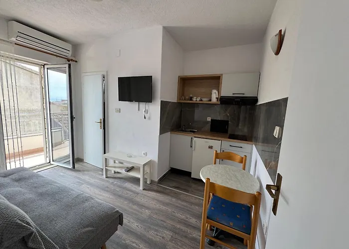 M&i, Free Private Parking Appartement Makarska