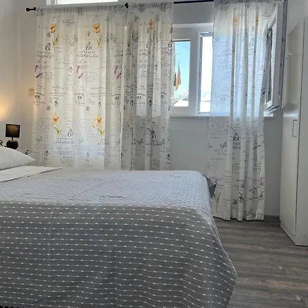 M&i, Free Private Parking Appartement Makarska