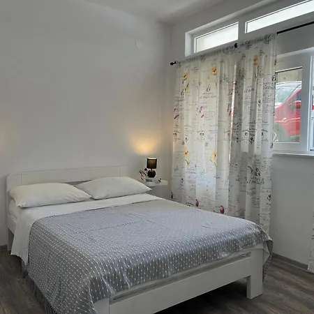 M&i, Free Private Parking Makarska