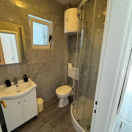 M&i, Free Private Parking Appartement Makarska