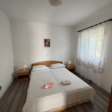 M&i, Free Private Parking Appartement Makarska