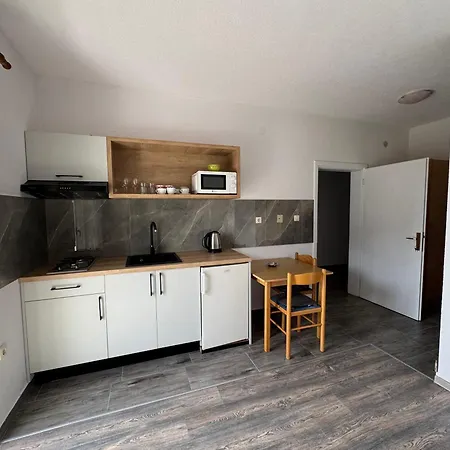 M&i, Free Private Parking Appartement Makarska