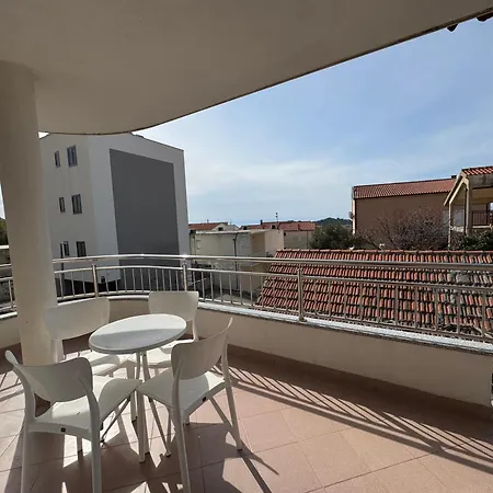 M&i, Free Private Parking Appartement Makarska