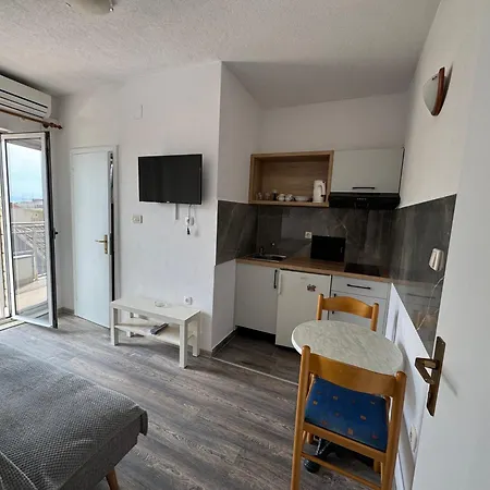 M&i, Free Private Parking Appartement Makarska