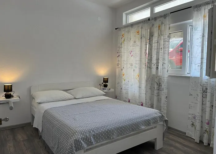 M&i, Free Private Parking Makarska