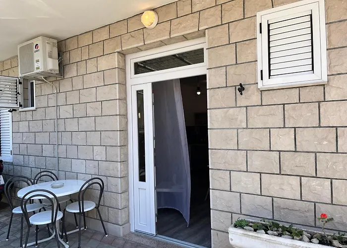 M&i, Free Private Parking *