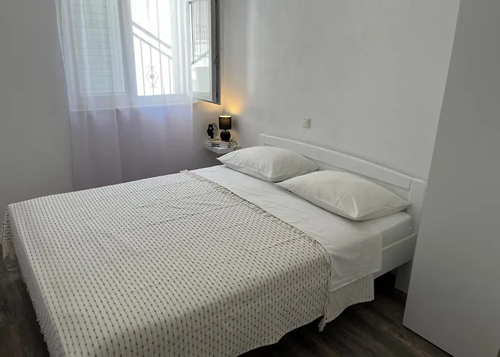 M&i, Free Private Parking Daire Makarska