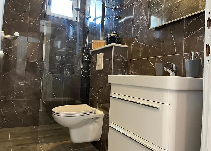 M&i, Free Private Parking