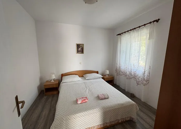 M&i, Free Private Parking Daire Makarska