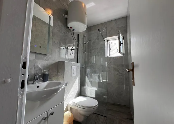 M&i, Free Private Parking Makarska