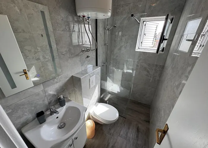 M&i, Free Private Parking *